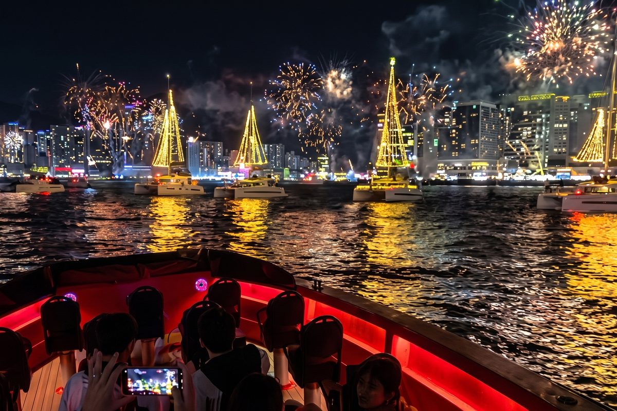 观赏游艇圣诞树和烟花的夜航快艇