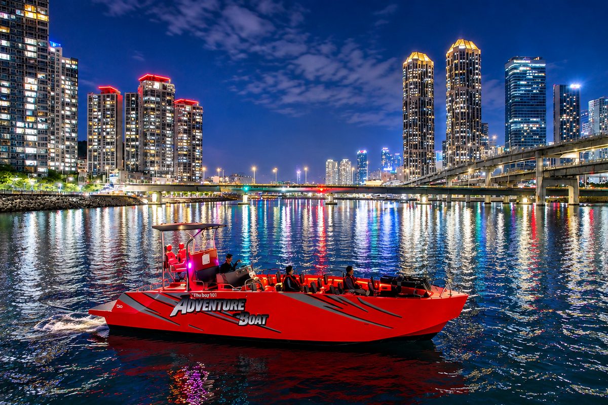在Marine City夜景前疾驰的冒险夜航快艇