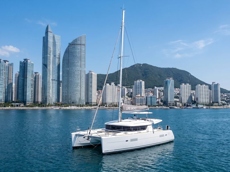 驶过海云台Marine City前的双体游艇