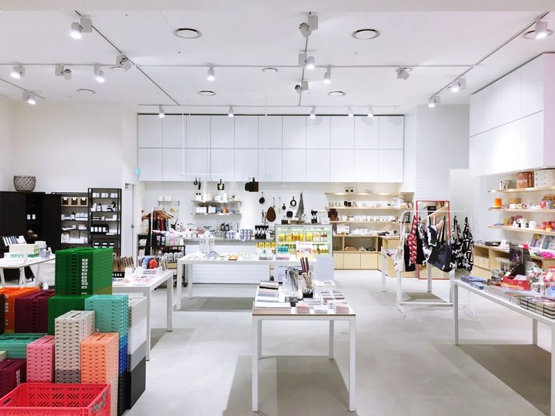 陈列纪念品和杂货的冬柏杂货店