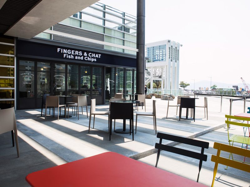 可眺望大海的露台餐厅 Fingers & Chat