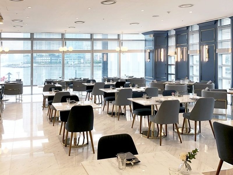 拥有落地窗的The Grand Cafe