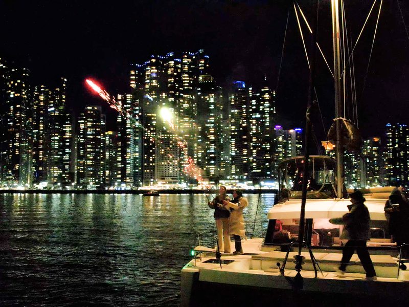 在海洋城夜景前的游艇上欣赏烟花