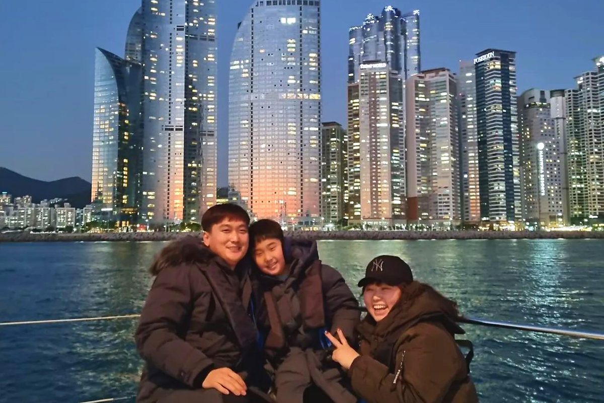 Marine City夜景前的游客